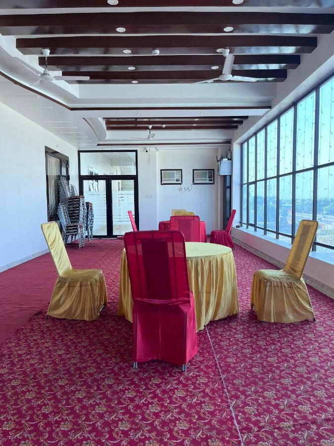 Mangalam Grand Hotel Лакнау Екстериор снимка