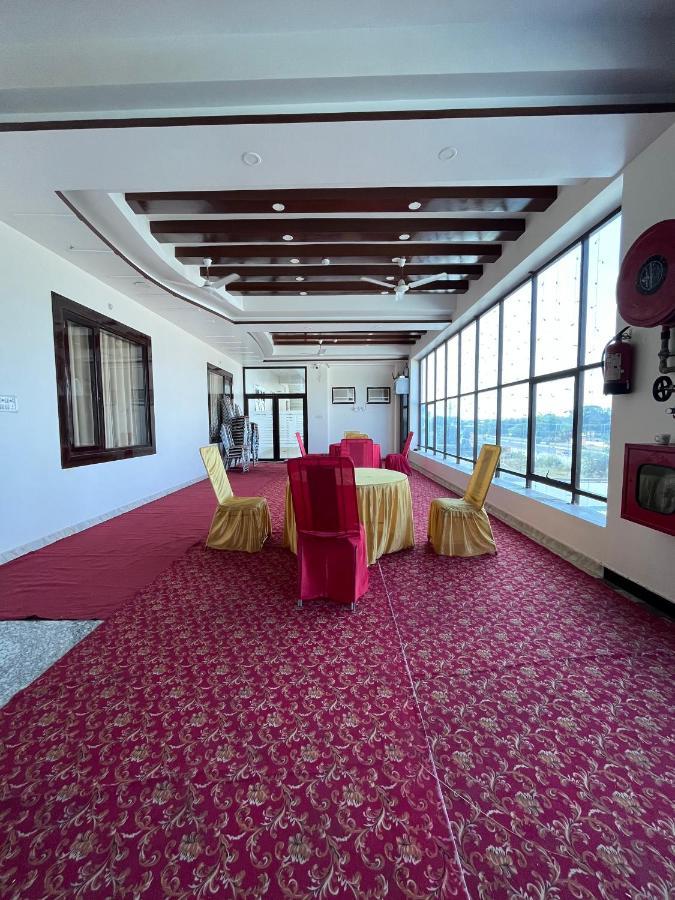 Mangalam Grand Hotel Лакнау Екстериор снимка