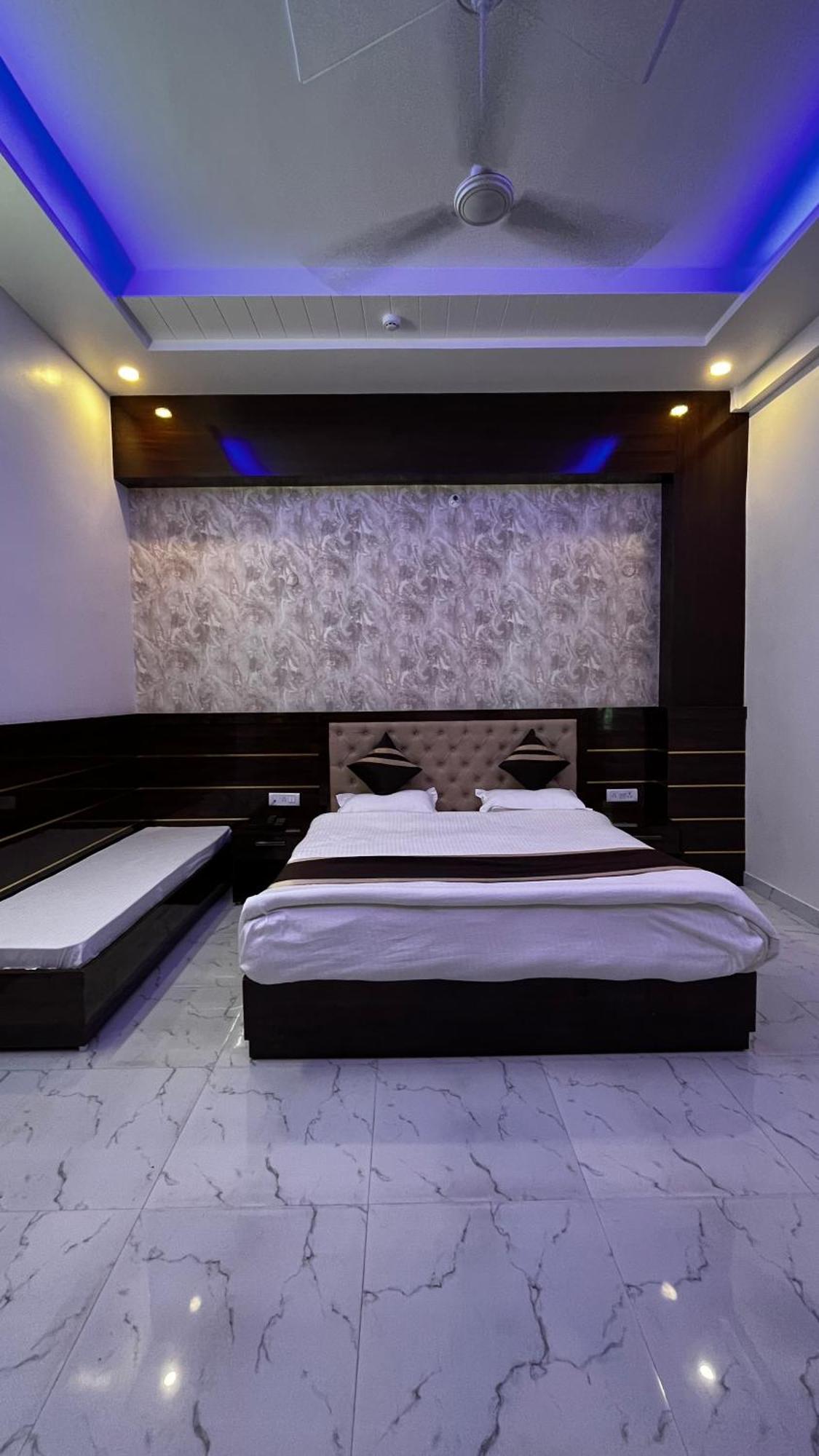 Mangalam Grand Hotel Лакнау Екстериор снимка