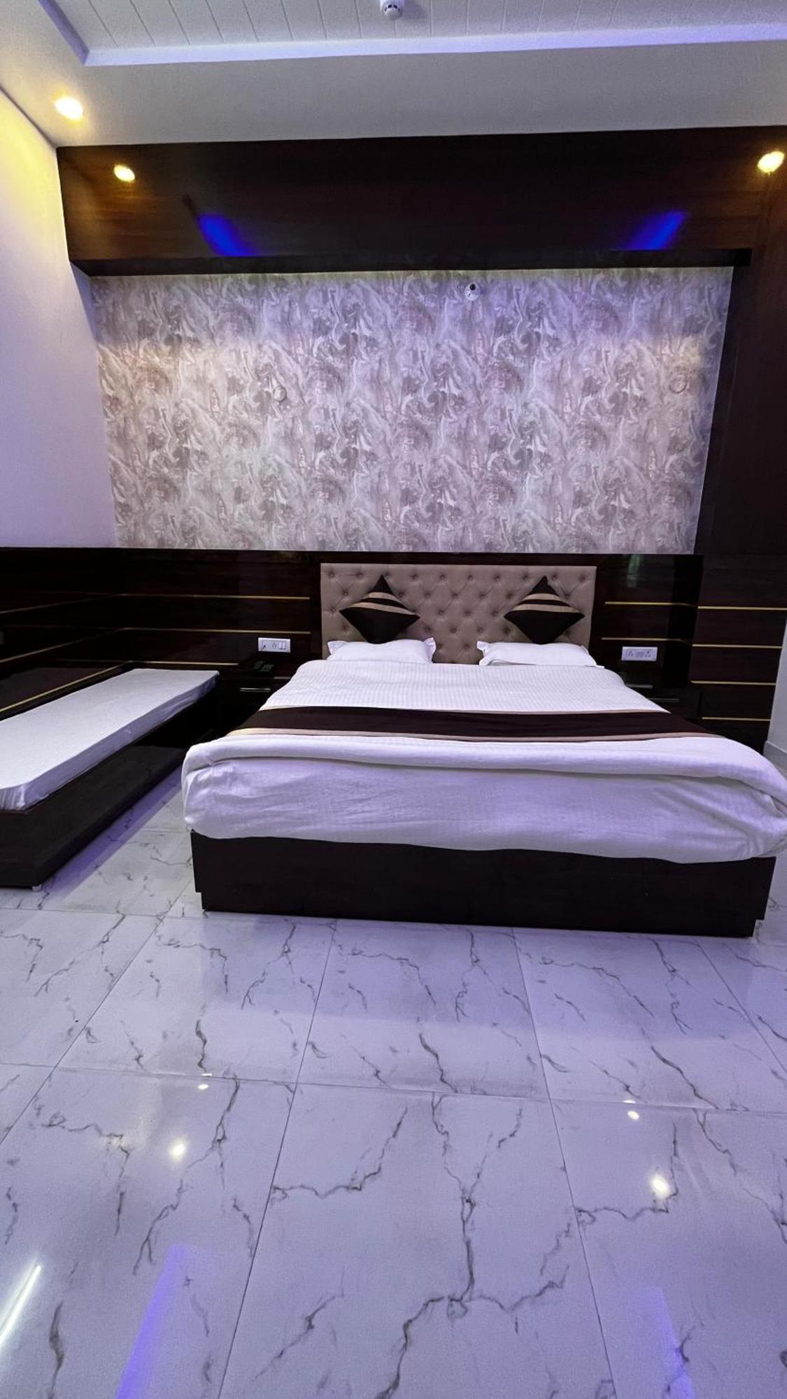 Mangalam Grand Hotel Лакнау Екстериор снимка