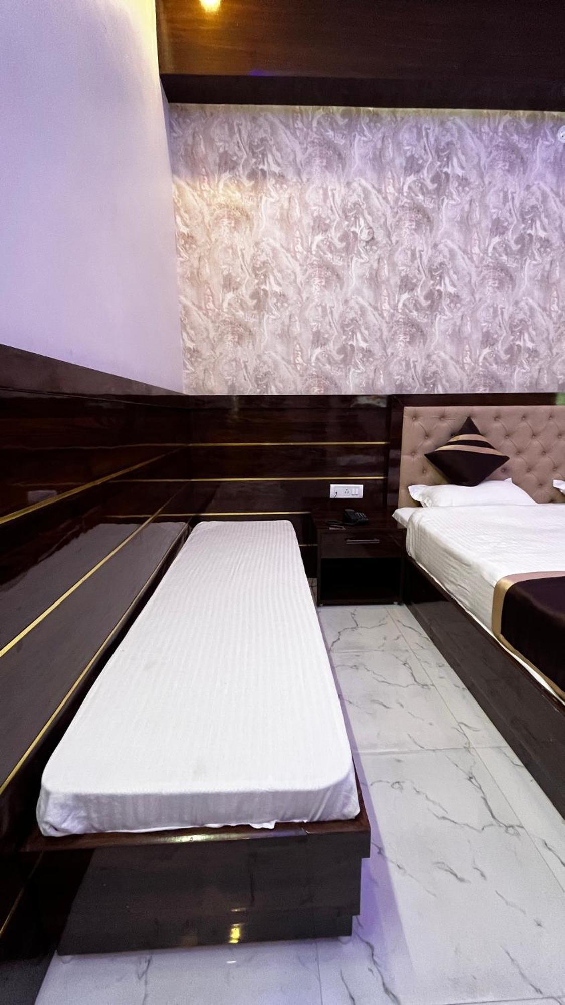 Mangalam Grand Hotel Лакнау Екстериор снимка