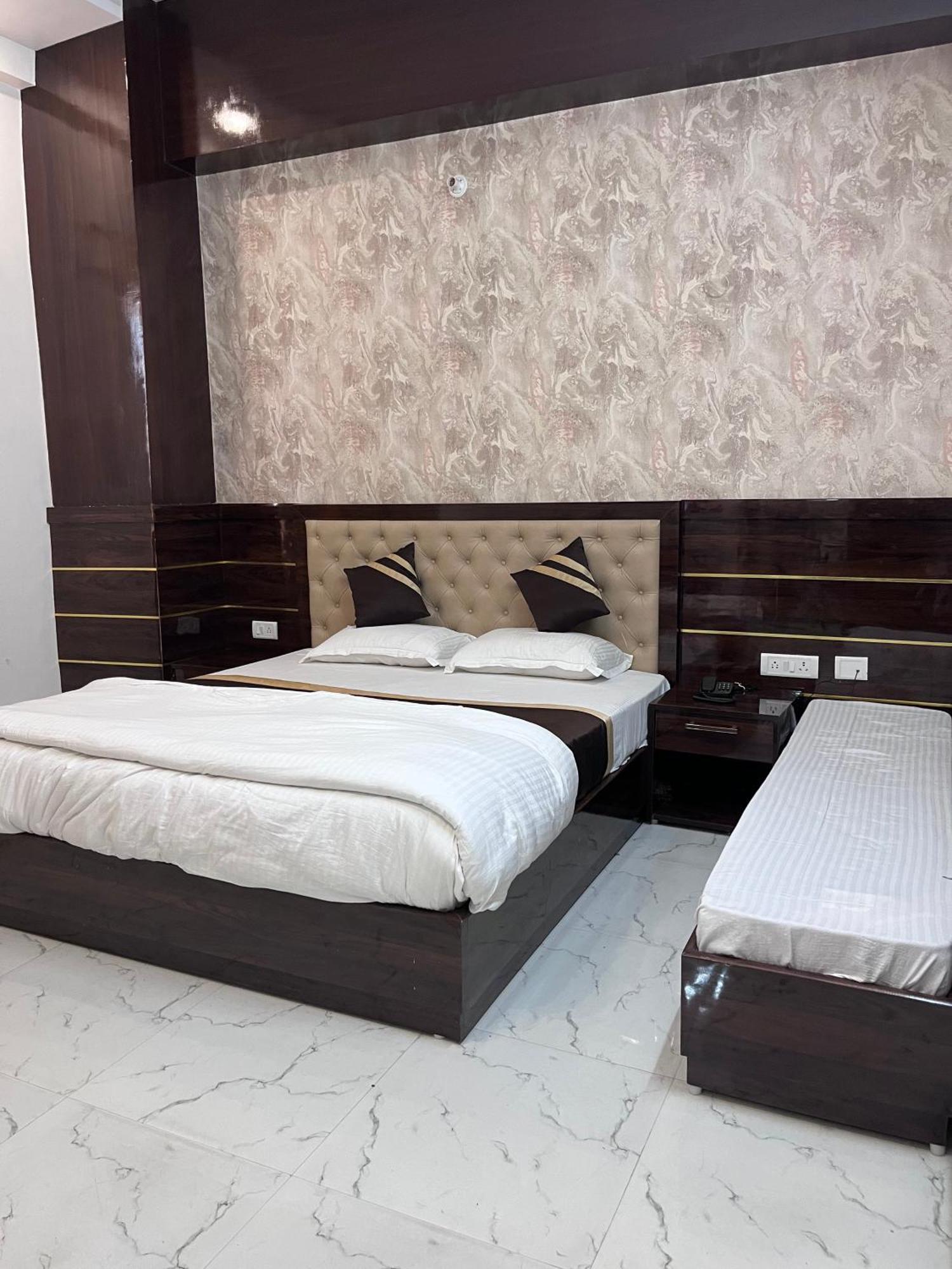 Mangalam Grand Hotel Лакнау Екстериор снимка