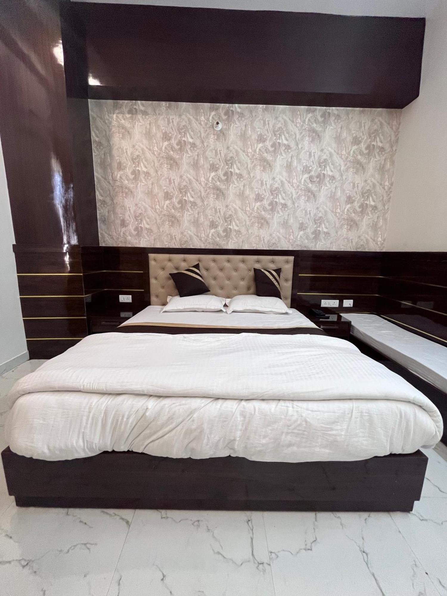 Mangalam Grand Hotel Лакнау Екстериор снимка