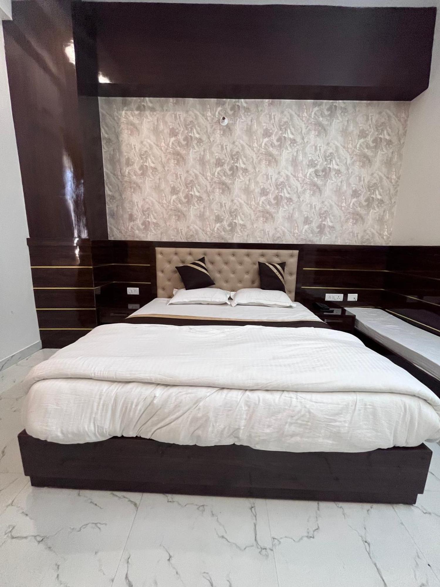 Mangalam Grand Hotel Лакнау Екстериор снимка
