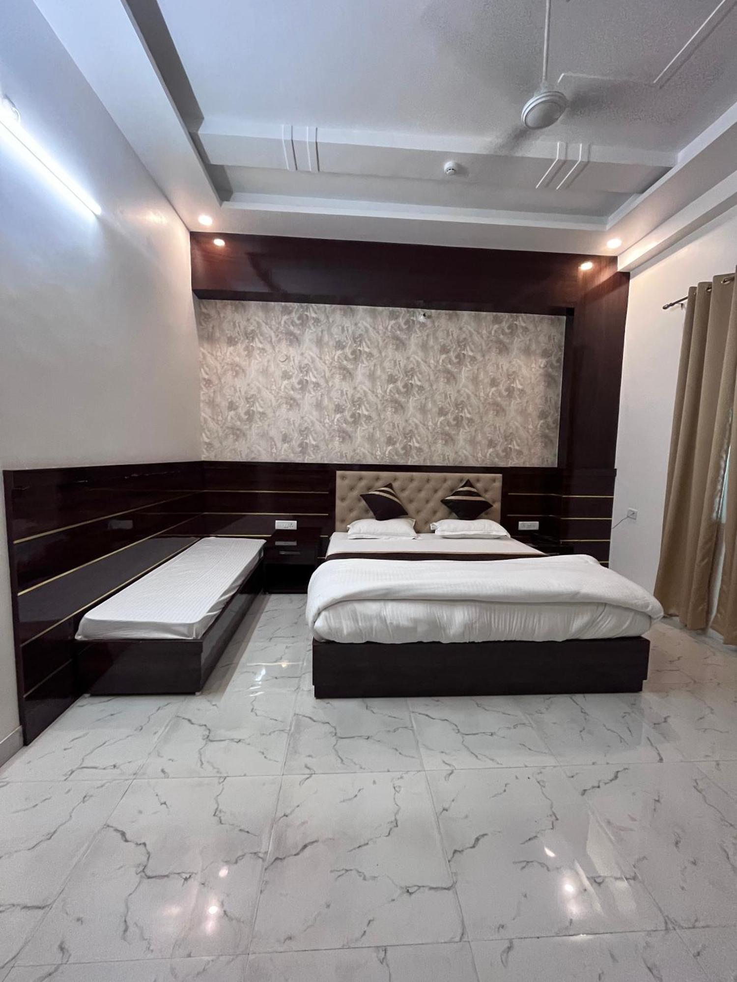 Mangalam Grand Hotel Лакнау Екстериор снимка