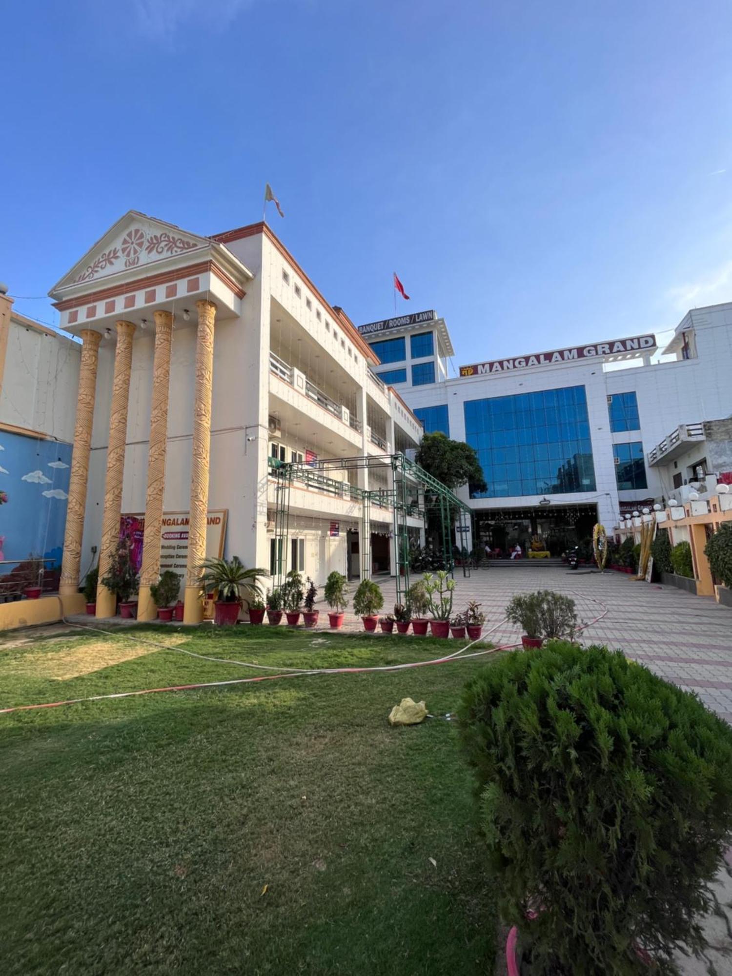 Mangalam Grand Hotel Лакнау Екстериор снимка